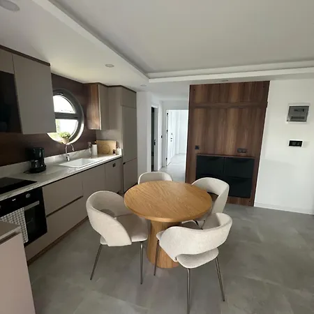 Charmante, Moderne 10 Minuten Fussweg Zum Strand! Apartamento